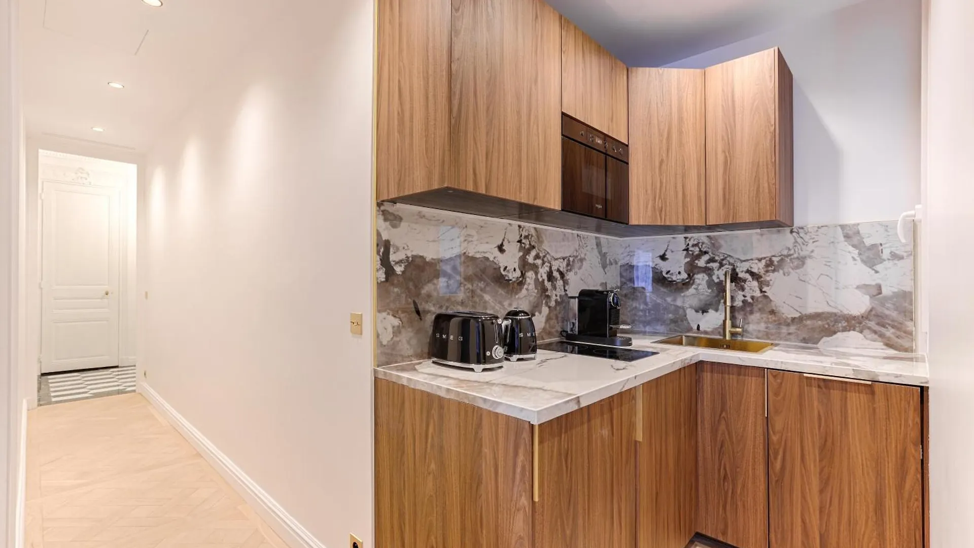 Elegant Luxury For 6 On Champs-elysees Parigi